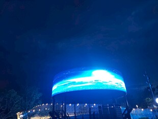 夜晚璀璨灯光下的圆形建筑
