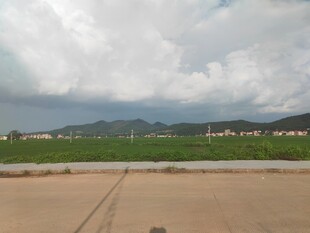 空旷场地与远处山峦风景