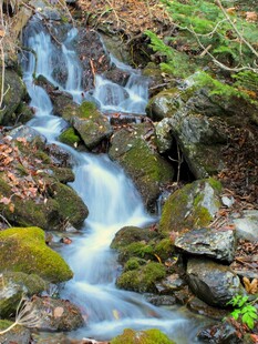 山间溪流潺潺石上清泉