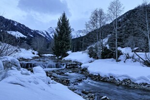 冬日雪景中的潺潺溪流