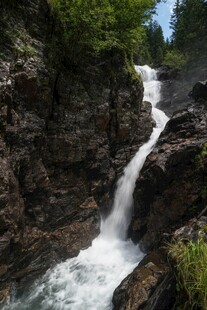 山间瀑布美景