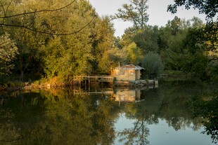 湖畔小屋静谧自然景致
