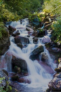 山间溪流瀑布自然美景