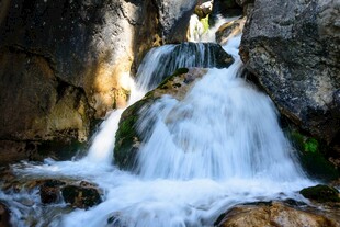 山间小瀑布景观