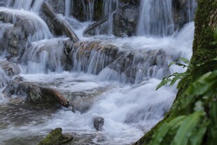 山间小瀑布流水景致