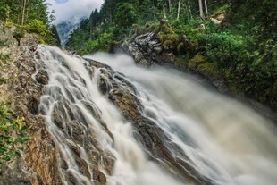 山间溪流奔腾的自然美景
