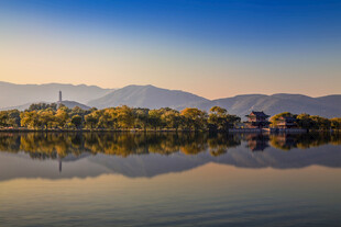秋日湖畔美景