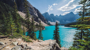 绝美山间蓝湖风景
