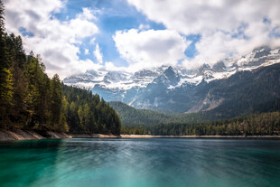高山碧湖美景