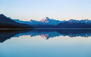 宁静湖山倒影美景