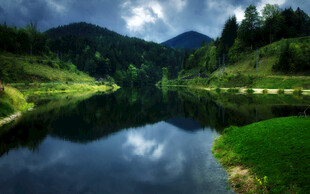 山间宁静湖泊美景