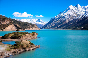 美丽蓝湖与巍峨雪山