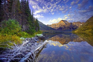 山间静谧湖景自然之美