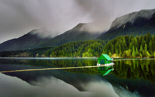 湖光山色间的静谧美景