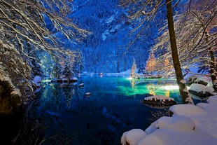 雪夜林间梦幻蓝色溪流