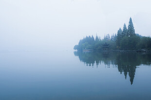 雾中湖中小岛静谧之景