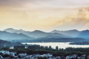 湖畔山城美景
