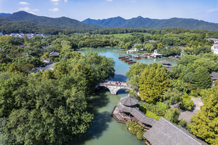 青山绿水间的河畔风光