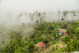 云雾缭绕中的山间小屋