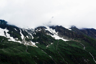 雪山下的翠绿山峦