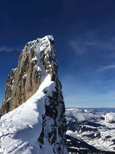 雪覆峻峭山峰