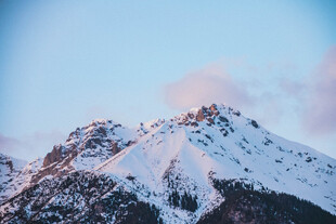 雪山美景云端之上的壮丽