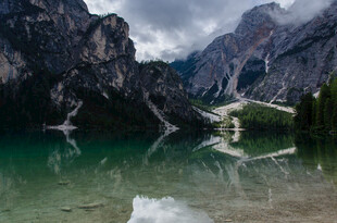 高山湖泊绝美自然景观