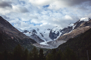 壮丽雪山山谷风景