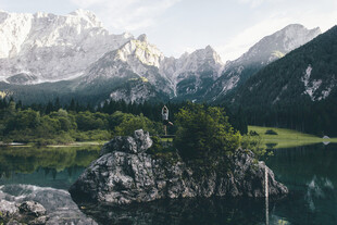 山间湖畔美景