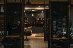 温馨复古风的室内店铺场景