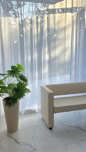 简约室内绿植与浅色长椅