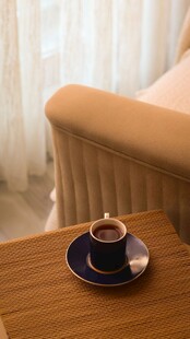 窗边木桌上的精致咖啡杯
