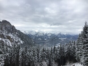 雪覆山林的壮丽山景