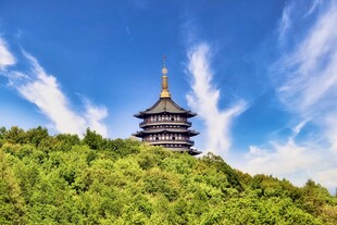 山林中的古朴宝塔