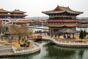 中式古典楼阁临水美景