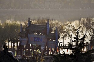 冬日湖畔古建筑美景