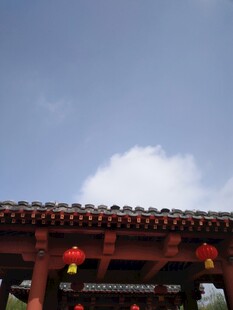 中式屋檐下的蓝天与灯笼