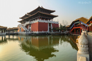 中式古建临水美景