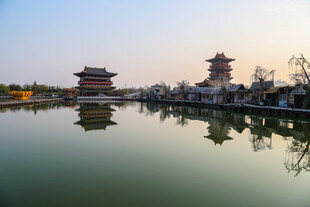 湖畔古建倒映美景