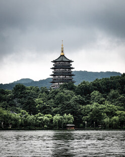 西湖畔的古塔与湖景