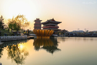 湖畔古建映夕阳美景