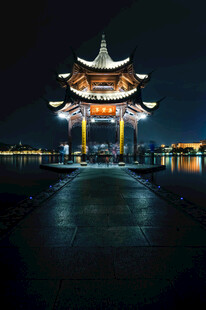 湖畔古亭夜景