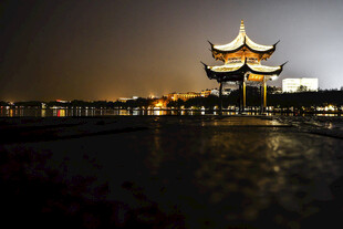湖畔古亭夜景