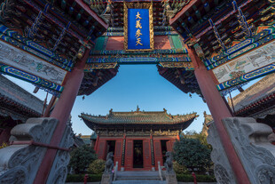 中式古建牌坊下的传统建筑
