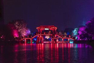 夜晚绚丽灯光下的水上建筑