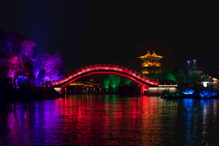 夜晚绚丽古桥与楼阁夜景