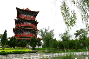 中式古塔楼与周边景致