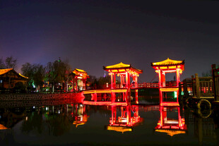 湖畔夜景中的绚丽中式亭阁