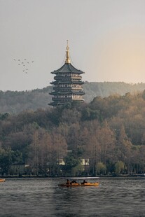 西湖畔的古塔与游船