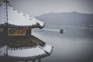 雪覆古亭映寒江